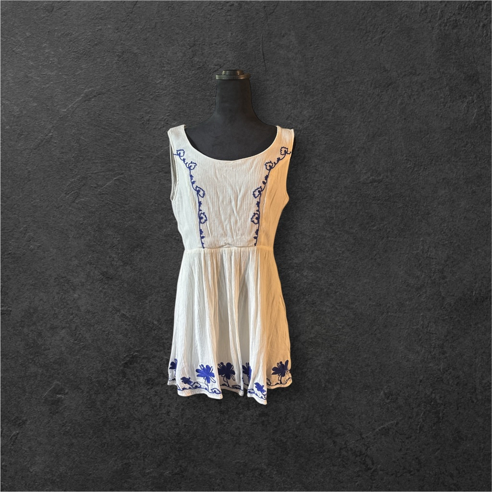 NWT En Creme Boutique White with Navy Embroidery Dress - Size L